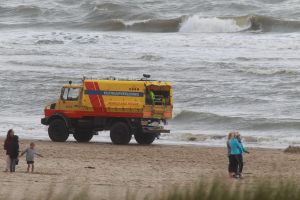 13-08-2016 NIEUWS; DRENKELING GEREANIMEERD AAN HET STRAND EGMOND AAN ZEE. De reddingsbrigade in Egmond aan zee heeft vanmiddag een drenkeling uit de wilde zee gehaald. De persoon werd uit het water gehaald en is gereanimeerd.  Vele hulpdiensten waren aanwezig incl. een trauma heli.Hoe het nu gaat met de persoon is nu nog onbekend.
foto: Albert den Iseger