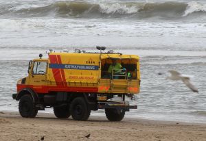 13-08-2016 NIEUWS; DRENKELING GEREANIMEERD AAN HET STRAND EGMOND AAN ZEE. De reddingsbrigade in Egmond aan zee heeft vanmiddag een drenkeling uit de wilde zee gehaald. De persoon werd uit het water gehaald en is gereanimeerd.  Vele hulpdiensten waren aanwezig incl. een trauma heli.Hoe het nu gaat met de persoon is nu nog onbekend.
foto: Albert den Iseger