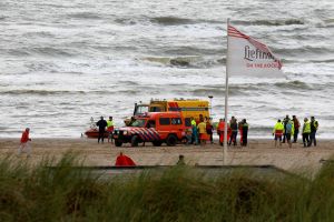 13-08-2016 NIEUWS; DRENKELING GEREANIMEERD AAN HET STRAND EGMOND AAN ZEE. De reddingsbrigade in Egmond aan zee heeft vanmiddag een drenkeling uit de wilde zee gehaald. De persoon werd uit het water gehaald en is gereanimeerd.  Vele hulpdiensten waren aanwezig incl. een trauma heli.Hoe het nu gaat met de persoon is nu nog onbekend.
foto: Albert den Iseger