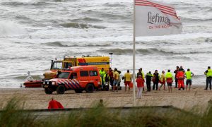 13-08-2016 NIEUWS; DRENKELING GEREANIMEERD AAN HET STRAND EGMOND AAN ZEE. De reddingsbrigade in Egmond aan zee heeft vanmiddag een drenkeling uit de wilde zee gehaald. De persoon werd uit het water gehaald en is gereanimeerd.  Vele hulpdiensten waren aanwezig incl. een trauma heli.Hoe het nu gaat met de persoon is nu nog onbekend.
foto: Albert den Iseger