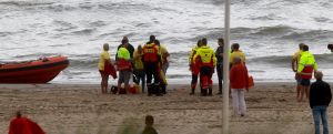 13-08-2016 NIEUWS; DRENKELING GEREANIMEERD AAN HET STRAND EGMOND AAN ZEE. De reddingsbrigade in Egmond aan zee heeft vanmiddag een drenkeling uit de wilde zee gehaald. De persoon werd uit het water gehaald en is gereanimeerd.  Vele hulpdiensten waren aanwezig incl. een trauma heli.Hoe het nu gaat met de persoon is nu nog onbekend.
foto: Albert den Iseger