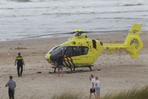 13-08-2016 NIEUWS; DRENKELING GEREANIMEERD AAN HET STRAND EGMOND AAN ZEE. De reddingsbrigade in Egmond aan zee heeft vanmiddag een drenkeling uit de wilde zee gehaald. De persoon werd uit het water gehaald en is gereanimeerd.  Vele hulpdiensten waren aanwezig incl. een trauma heli.Hoe het nu gaat met de persoon is nu nog onbekend.
foto: Albert den Iseger