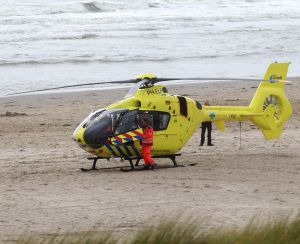 13-08-2016 NIEUWS; DRENKELING GEREANIMEERD AAN HET STRAND EGMOND AAN ZEE. De reddingsbrigade in Egmond aan zee heeft vanmiddag een drenkeling uit de wilde zee gehaald. De persoon werd uit het water gehaald en is gereanimeerd.  Vele hulpdiensten waren aanwezig incl. een trauma heli.Hoe het nu gaat met de persoon is nu nog onbekend.
foto: Albert den Iseger