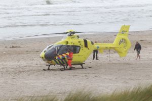 13-08-2016 NIEUWS; DRENKELING GEREANIMEERD AAN HET STRAND EGMOND AAN ZEE. De reddingsbrigade in Egmond aan zee heeft vanmiddag een drenkeling uit de wilde zee gehaald. De persoon werd uit het water gehaald en is gereanimeerd.  Vele hulpdiensten waren aanwezig incl. een trauma heli.Hoe het nu gaat met de persoon is nu nog onbekend.
foto: Albert den Iseger