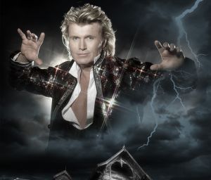 19-08-2016 SHOWBIZZ; HET SPOOKT ECHT IN CARRE-HANS KLOK OVERTREFT ZICHZELF. Geesten dwalen door CARRE, mist-geluiden en rare figuren, er gebeurt van alles en de schuldige is HANS KLOK. Wat een show, een dikke 10.
foto: Albert den Iseger 