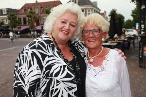 30-08-2017 SHOWBIZZ; MAMA JOLING IS 88 JAAR MAAR IS NOG STEEDS GEZELLIG EN ONWIJS GASTVRIJ. Gerard maakt zich zorgen om zijn jarige moeder maar dat is enigszins overdreven. Janny is fit en heeft het heel gezellig met haar partner Cor.
foto: Albert den Iseger