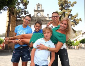 11-08-2017 SHOWBIZZ; FRANS EN MARISKA BAUER TERUG OP DE CANARISCHE EILANDEN. Na enkele jaren naar andere landen te zijn geweest is het voor de familie BAUER weer terug waar de vakanties zijn begonnen LAS PALMAS. Het voelt als thuis komen. Heerlijk hotel en vriendelijke mensen, lekker weer een een voortreffelijk hotel. Dat is anno 2017 vakantie voor de BAUERS.
foto: Albert den Iseger