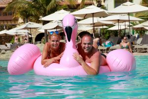 11-08-2017 SHOWBIZZ; FRANS EN MARISKA BAUER TERUG OP DE CANARISCHE EILANDEN. Na enkele jaren naar andere landen te zijn geweest is het voor de familie BAUER weer terug waar de vakanties zijn begonnen LAS PALMAS. Het voelt als thuis komen. Heerlijk hotel en vriendelijke mensen, lekker weer een een voortreffelijk hotel. Dat is anno 2017 vakantie voor de BAUERS.
foto: Albert den Iseger