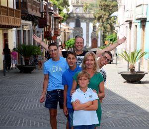 11-08-2017 SHOWBIZZ; FRANS EN MARISKA BAUER TERUG OP DE CANARISCHE EILANDEN. Na enkele jaren naar andere landen te zijn geweest is het voor de familie BAUER weer terug waar de vakanties zijn begonnen LAS PALMAS. Het voelt als thuis komen. Heerlijk hotel en vriendelijke mensen, lekker weer een een voortreffelijk hotel. Dat is anno 2017 vakantie voor de BAUERS.
foto: Albert den Iseger