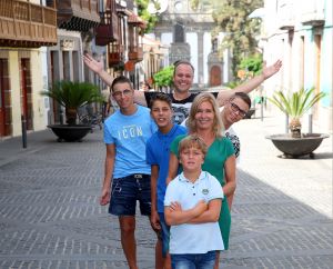 11-08-2017 SHOWBIZZ; FRANS EN MARISKA BAUER TERUG OP DE CANARISCHE EILANDEN. Na enkele jaren naar andere landen te zijn geweest is het voor de familie BAUER weer terug waar de vakanties zijn begonnen LAS PALMAS. Het voelt als thuis komen. Heerlijk hotel en vriendelijke mensen, lekker weer een een voortreffelijk hotel. Dat is anno 2017 vakantie voor de BAUERS.
foto: Albert den Iseger