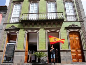 11-08-2017 SHOWBIZZ; FRANS EN MARISKA BAUER TERUG OP DE CANARISCHE EILANDEN. Na enkele jaren naar andere landen te zijn geweest is het voor de familie BAUER weer terug waar de vakanties zijn begonnen LAS PALMAS. Het voelt als thuis komen. Heerlijk hotel en vriendelijke mensen, lekker weer een een voortreffelijk hotel. Dat is anno 2017 vakantie voor de BAUERS.
foto: Albert den Iseger