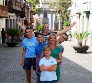 11-08-2017 SHOWBIZZ; FRANS EN MARISKA BAUER TERUG OP DE CANARISCHE EILANDEN. Na enkele jaren naar andere landen te zijn geweest is het voor de familie BAUER weer terug waar de vakanties zijn begonnen LAS PALMAS. Het voelt als thuis komen. Heerlijk hotel en vriendelijke mensen, lekker weer een een voortreffelijk hotel. Dat is anno 2017 vakantie voor de BAUERS.
foto: Albert den Iseger