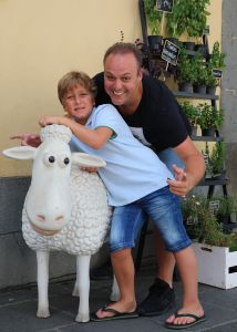 11-08-2017 SHOWBIZZ; FRANS EN MARISKA BAUER TERUG OP DE CANARISCHE EILANDEN. Na enkele jaren naar andere landen te zijn geweest is het voor de familie BAUER weer terug waar de vakanties zijn begonnen LAS PALMAS. Het voelt als thuis komen. Heerlijk hotel en vriendelijke mensen, lekker weer een een voortreffelijk hotel. Dat is anno 2017 vakantie voor de BAUERS.
foto: Albert den Iseger