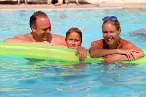 11-08-2017 SHOWBIZZ; FRANS EN MARISKA BAUER TERUG OP DE CANARISCHE EILANDEN. Na enkele jaren naar andere landen te zijn geweest is het voor de familie BAUER weer terug waar de vakanties zijn begonnen LAS PALMAS. Het voelt als thuis komen. Heerlijk hotel en vriendelijke mensen, lekker weer een een voortreffelijk hotel. Dat is anno 2017 vakantie voor de BAUERS.
foto: Albert den Iseger