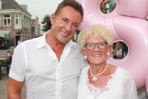 30-08-2017 SHOWBIZZ; MAMA JOLING IS 88 JAAR MAAR IS NOG STEEDS GEZELLIG EN ONWIJS GASTVRIJ. Gerard maakt zich zorgen om zijn jarige moeder maar dat is enigszins overdreven. Janny is fit en heeft het heel gezellig met haar partner Cor.
foto: Albert den Iseger