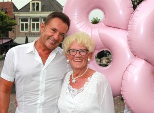 30-08-2017 SHOWBIZZ; MAMA JOLING IS 88 JAAR MAAR IS NOG STEEDS GEZELLIG EN ONWIJS GASTVRIJ. Gerard maakt zich zorgen om zijn jarige moeder maar dat is enigszins overdreven. Janny is fit en heeft het heel gezellig met haar partner Cor.
foto: Albert den Iseger