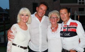 30-08-2017 SHOWBIZZ; MAMA JOLING IS 88 JAAR MAAR IS NOG STEEDS GEZELLIG EN ONWIJS GASTVRIJ. Gerard maakt zich zorgen om zijn jarige moeder maar dat is enigszins overdreven. Janny is fit en heeft het heel gezellig met haar partner Cor.
foto: Albert den Iseger