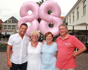 30-08-2017 SHOWBIZZ; MAMA JOLING IS 88 JAAR MAAR IS NOG STEEDS GEZELLIG EN ONWIJS GASTVRIJ. Gerard maakt zich zorgen om zijn jarige moeder maar dat is enigszins overdreven. Janny is fit en heeft het heel gezellig met haar partner Cor.
foto: Albert den Iseger