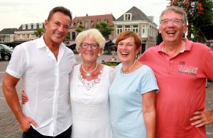 30-08-2017 SHOWBIZZ; MAMA JOLING IS 88 JAAR MAAR IS NOG STEEDS GEZELLIG EN ONWIJS GASTVRIJ. Gerard maakt zich zorgen om zijn jarige moeder maar dat is enigszins overdreven. Janny is fit en heeft het heel gezellig met haar partner Cor.
foto: Albert den Iseger