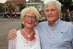 30-08-2017 SHOWBIZZ; MAMA JOLING IS 88 JAAR MAAR IS NOG STEEDS GEZELLIG EN ONWIJS GASTVRIJ. Gerard maakt zich zorgen om zijn jarige moeder maar dat is enigszins overdreven. Janny is fit en heeft het heel gezellig met haar partner Cor.
foto: Albert den Iseger