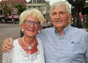 30-08-2017 SHOWBIZZ; MAMA JOLING IS 88 JAAR MAAR IS NOG STEEDS GEZELLIG EN ONWIJS GASTVRIJ. Gerard maakt zich zorgen om zijn jarige moeder maar dat is enigszins overdreven. Janny is fit en heeft het heel gezellig met haar partner Cor.
foto: Albert den Iseger