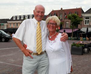 30-08-2017 SHOWBIZZ; MAMA JOLING IS 88 JAAR MAAR IS NOG STEEDS GEZELLIG EN ONWIJS GASTVRIJ. Gerard maakt zich zorgen om zijn jarige moeder maar dat is enigszins overdreven. Janny is fit en heeft het heel gezellig met haar partner Cor.
foto: Albert den Iseger