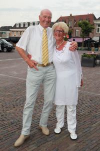 30-08-2017 SHOWBIZZ; MAMA JOLING IS 88 JAAR MAAR IS NOG STEEDS GEZELLIG EN ONWIJS GASTVRIJ. Gerard maakt zich zorgen om zijn jarige moeder maar dat is enigszins overdreven. Janny is fit en heeft het heel gezellig met haar partner Cor.
foto: Albert den Iseger