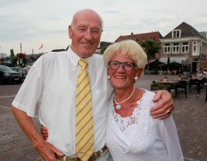 30-08-2017 SHOWBIZZ; MAMA JOLING IS 88 JAAR MAAR IS NOG STEEDS GEZELLIG EN ONWIJS GASTVRIJ. Gerard maakt zich zorgen om zijn jarige moeder maar dat is enigszins overdreven. Janny is fit en heeft het heel gezellig met haar partner Cor.
foto: Albert den Iseger