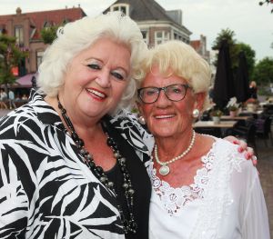 30-08-2017 SHOWBIZZ; MAMA JOLING IS 88 JAAR MAAR IS NOG STEEDS GEZELLIG EN ONWIJS GASTVRIJ. Gerard maakt zich zorgen om zijn jarige moeder maar dat is enigszins overdreven. Janny is fit en heeft het heel gezellig met haar partner Cor.
foto: Albert den Iseger