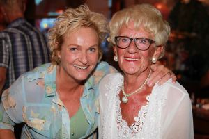 30-08-2017 SHOWBIZZ; MAMA JOLING IS 88 JAAR MAAR IS NOG STEEDS GEZELLIG EN ONWIJS GASTVRIJ. Gerard maakt zich zorgen om zijn jarige moeder maar dat is enigszins overdreven. Janny is fit en heeft het heel gezellig met haar partner Cor.
foto: Albert den Iseger