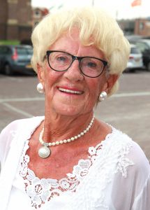 30-08-2017 SHOWBIZZ; MAMA JOLING IS 88 JAAR MAAR IS NOG STEEDS GEZELLIG EN ONWIJS GASTVRIJ. Gerard maakt zich zorgen om zijn jarige moeder maar dat is enigszins overdreven. Janny is fit en heeft het heel gezellig met haar partner Cor.
foto: Albert den Iseger