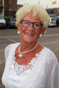 30-08-2017 SHOWBIZZ; MAMA JOLING IS 88 JAAR MAAR IS NOG STEEDS GEZELLIG EN ONWIJS GASTVRIJ. Gerard maakt zich zorgen om zijn jarige moeder maar dat is enigszins overdreven. Janny is fit en heeft het heel gezellig met haar partner Cor.
foto: Albert den Iseger