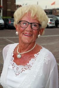 30-08-2017 SHOWBIZZ; MAMA JOLING IS 88 JAAR MAAR IS NOG STEEDS GEZELLIG EN ONWIJS GASTVRIJ. Gerard maakt zich zorgen om zijn jarige moeder maar dat is enigszins overdreven. Janny is fit en heeft het heel gezellig met haar partner Cor.
foto: Albert den Iseger