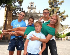 11-08-2017 SHOWBIZZ; FRANS EN MARISKA BAUER TERUG OP DE CANARISCHE EILANDEN. Na enkele jaren naar andere landen te zijn geweest is het voor de familie BAUER weer terug waar de vakanties zijn begonnen LAS PALMAS. Het voelt als thuis komen. Heerlijk hotel en vriendelijke mensen, lekker weer een een voortreffelijk hotel. Dat is anno 2017 vakantie voor de BAUERS.
foto: Albert den Iseger