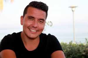 15-08-2018 SHOWBIZZ; JAN ZIT IS THUIS AAN DE COSTA. Jan Smit zit toch vaak thuis aan de Costa in in Zuid Spanje. Nu dat er vakantie is zit hij samen met Liza, dochter Emma en zoon Senn heerlijk aan de Spaanse Costa. PRIVE was uitgenodigd en wij gingen op visite.
foto: Albert den Iseger