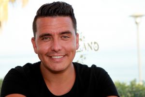 15-08-2018 SHOWBIZZ; JAN ZIT IS THUIS AAN DE COSTA. Jan Smit zit toch vaak thuis aan de Costa in in Zuid Spanje. Nu dat er vakantie is zit hij samen met Liza, dochter Emma en zoon Senn heerlijk aan de Spaanse Costa. PRIVE was uitgenodigd en wij gingen op visite.
foto: Albert den Iseger