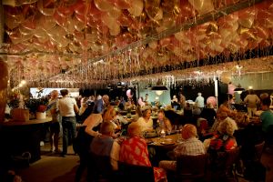 23-08-2019 SHOWBII; JANNY JOLING 90 JAAR EN DAT MOEST GROOTS WORDEN GEVIERD. Gerard had alles uit de kast getrokken wat maar mogelijk was, mooie lokatie, artiesten, vrienden en familie, buurtjes en collega-s enz enz. Het was een knal feest in het vriendelijke Schagen.
Imca, Lee, Saskia en Serge en vele anderen maakte het feest compleet. Moeder Joling was niet van de dansvloer af te krijgen en haar vriend Cor klapte zijn handen blauw. Karin Bloemen al haar leven lang een van de liefste vrienden van de familie JOLING zag er in haar maatje 40 fantastische uit. Al met al een TOP feest op naar de 60ste verjaardag van zoon GERARD.
foto: Albert den Iseger