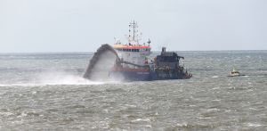 06-08-2019 NIEUWS. ZANDSUPPLETIE VOOR DE KUST VAN EGMOND AAN ZEE. De zandsuppletie voor de kust van Egmond en Bergen is bijna voltooid. De sleephopperzuigers hebben ongeveer 2.5 miljoen kuub zand  gestort voor de kust om een nieuwe zandbank te creeeren. Hiermede wordt de kust versterkt.
foto: Albert den Iseger