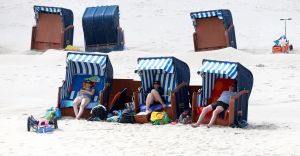 06-08-2019 NIEUWS. ZANDSUPPLETIE VOOR DE KUST VAN EGMOND AAN ZEE. De zandsuppletie voor de kust van Egmond en Bergen is bijna voltooid. De sleephopperzuigers hebben ongeveer 2.5 miljoen kuub zand  gestort voor de kust om een nieuwe zandbank te creeeren. Hiermede wordt de kust versterkt.
foto: Albert den Iseger