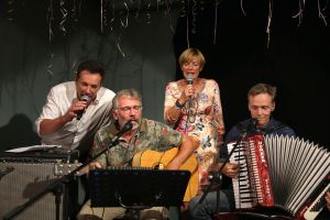 23-08-2019 SHOWBII; JANNY JOLING 90 JAAR EN DAT MOEST GROOTS WORDEN GEVIERD. Gerard had alles uit de kast getrokken wat maar mogelijk was, mooie lokatie, artiesten, vrienden en familie, buurtjes en collega-s enz enz. Het was een knal feest in het vriendelijke Schagen.
Imca, Lee, Saskia en Serge en vele anderen maakte het feest compleet. Moeder Joling was niet van de dansvloer af te krijgen en haar vriend Cor klapte zijn handen blauw. Karin Bloemen al haar leven lang een van de liefste vrienden van de familie JOLING zag er in haar maatje 40 fantastische uit. Al met al een TOP feest op naar de 60ste verjaardag van zoon GERARD.
foto: Albert den Iseger