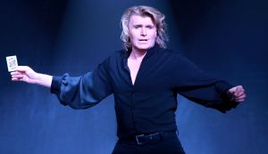 11-08-2019 SHOWBIZZ; HANS KLOK STILL GOING VERY STRONG IN LAS VEGAS. Vrijwel elke avond volle bak in het Excalibur theater. Hans en zijn team doen een show van 70 minuten en dan gaat iedereen met volle verbazing terug naar zijn slot machines in het immense grote Excalibur hotel, 4200 kamers en duizenden slot machines.
foto: Albert den Iseger