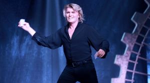 11-08-2019 SHOWBIZZ; HANS KLOK STILL GOING VERY STRONG IN LAS VEGAS. Vrijwel elke avond volle bak in het Excalibur theater. Hans en zijn team doen een show van 70 minuten en dan gaat iedereen met volle verbazing terug naar zijn slot machines in het immense grote Excalibur hotel, 4200 kamers en duizenden slot machines.
foto: Albert den Iseger