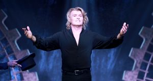 11-08-2019 SHOWBIZZ; HANS KLOK STILL GOING VERY STRONG IN LAS VEGAS. Vrijwel elke avond volle bak in het Excalibur theater. Hans en zijn team doen een show van 70 minuten en dan gaat iedereen met volle verbazing terug naar zijn slot machines in het immense grote Excalibur hotel, 4200 kamers en duizenden slot machines.
foto: Albert den Iseger