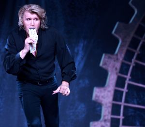 11-08-2019 SHOWBIZZ; HANS KLOK STILL GOING VERY STRONG IN LAS VEGAS. Vrijwel elke avond volle bak in het Excalibur theater. Hans en zijn team doen een show van 70 minuten en dan gaat iedereen met volle verbazing terug naar zijn slot machines in het immense grote Excalibur hotel, 4200 kamers en duizenden slot machines.
foto: Albert den Iseger