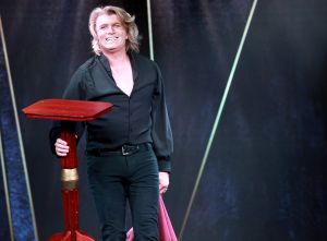 11-08-2019 SHOWBIZZ; HANS KLOK STILL GOING VERY STRONG IN LAS VEGAS. Vrijwel elke avond volle bak in het Excalibur theater. Hans en zijn team doen een show van 70 minuten en dan gaat iedereen met volle verbazing terug naar zijn slot machines in het immense grote Excalibur hotel, 4200 kamers en duizenden slot machines.
foto: Albert den Iseger