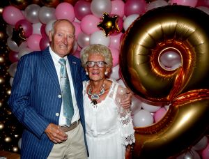 23-08-2019 SHOWBII; JANNY JOLING 90 JAAR EN DAT MOEST GROOTS WORDEN GEVIERD. Gerard had alles uit de kast getrokken wat maar mogelijk was, mooie lokatie, artiesten, vrienden en familie, buurtjes en collega-s enz enz. Het was een knal feest in het vriendelijke Schagen.
Imca, Lee, Saskia en Serge en vele anderen maakte het feest compleet. Moeder Joling was niet van de dansvloer af te krijgen en haar vriend Cor klapte zijn handen blauw. Karin Bloemen al haar leven lang een van de liefste vrienden van de familie JOLING zag er in haar maatje 40 fantastische uit. Al met al een TOP feest op naar de 60ste verjaardag van zoon GERARD.
foto: Albert den Iseger