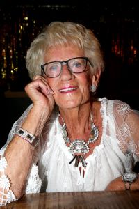 23-08-2019 SHOWBII; JANNY JOLING 90 JAAR EN DAT MOEST GROOTS WORDEN GEVIERD. Gerard had alles uit de kast getrokken wat maar mogelijk was, mooie lokatie, artiesten, vrienden en familie, buurtjes en collega-s enz enz. Het was een knal feest in het vriendelijke Schagen.
Imca, Lee, Saskia en Serge en vele anderen maakte het feest compleet. Moeder Joling was niet van de dansvloer af te krijgen en haar vriend Cor klapte zijn handen blauw. Karin Bloemen al haar leven lang een van de liefste vrienden van de familie JOLING zag er in haar maatje 40 fantastische uit. Al met al een TOP feest op naar de 60ste verjaardag van zoon GERARD.
foto: Albert den Iseger