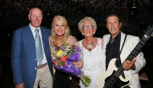 23-08-2019 SHOWBII; JANNY JOLING 90 JAAR EN DAT MOEST GROOTS WORDEN GEVIERD. Gerard had alles uit de kast getrokken wat maar mogelijk was, mooie lokatie, artiesten, vrienden en familie, buurtjes en collega-s enz enz. Het was een knal feest in het vriendelijke Schagen.
Imca, Lee, Saskia en Serge en vele anderen maakte het feest compleet. Moeder Joling was niet van de dansvloer af te krijgen en haar vriend Cor klapte zijn handen blauw. Karin Bloemen al haar leven lang een van de liefste vrienden van de familie JOLING zag er in haar maatje 40 fantastische uit. Al met al een TOP feest op naar de 60ste verjaardag van zoon GERARD.
foto: Albert den Iseger