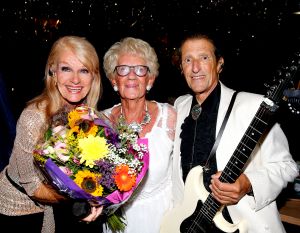 23-08-2019 SHOWBII; JANNY JOLING 90 JAAR EN DAT MOEST GROOTS WORDEN GEVIERD. Gerard had alles uit de kast getrokken wat maar mogelijk was, mooie lokatie, artiesten, vrienden en familie, buurtjes en collega-s enz enz. Het was een knal feest in het vriendelijke Schagen.
Imca, Lee, Saskia en Serge en vele anderen maakte het feest compleet. Moeder Joling was niet van de dansvloer af te krijgen en haar vriend Cor klapte zijn handen blauw. Karin Bloemen al haar leven lang een van de liefste vrienden van de familie JOLING zag er in haar maatje 40 fantastische uit. Al met al een TOP feest op naar de 60ste verjaardag van zoon GERARD.
foto: Albert den Iseger