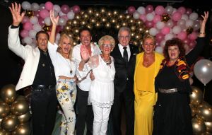 23-08-2019 SHOWBII; JANNY JOLING 90 JAAR EN DAT MOEST GROOTS WORDEN GEVIERD. Gerard had alles uit de kast getrokken wat maar mogelijk was, mooie lokatie, artiesten, vrienden en familie, buurtjes en collega-s enz enz. Het was een knal feest in het vriendelijke Schagen.
Imca, Lee, Saskia en Serge en vele anderen maakte het feest compleet. Moeder Joling was niet van de dansvloer af te krijgen en haar vriend Cor klapte zijn handen blauw. Karin Bloemen al haar leven lang een van de liefste vrienden van de familie JOLING zag er in haar maatje 40 fantastische uit. Al met al een TOP feest op naar de 60ste verjaardag van zoon GERARD.
foto: Albert den Iseger